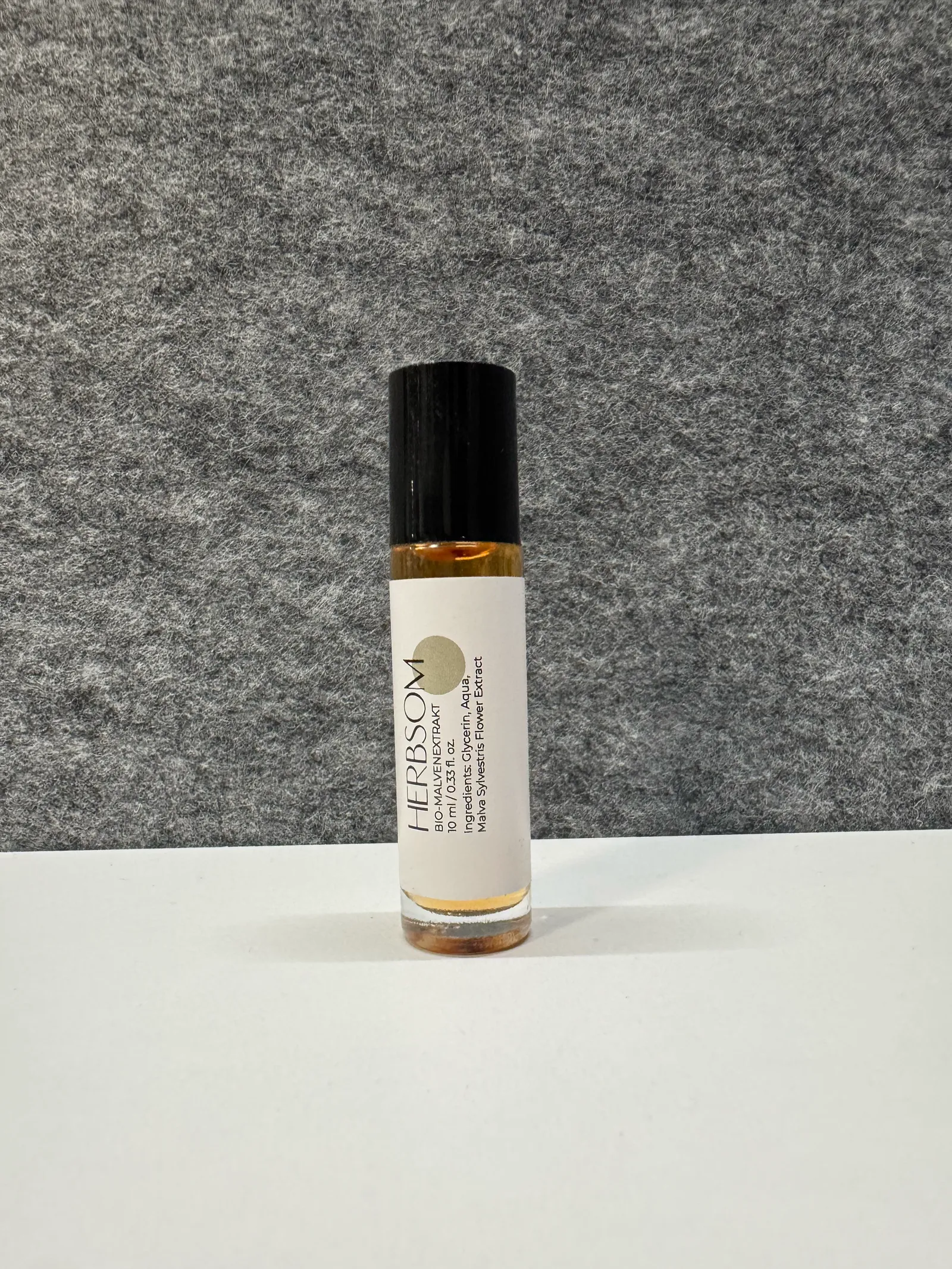 A cosmetic product snapshot and clean shot with white background and liquid drops. (Vorher)