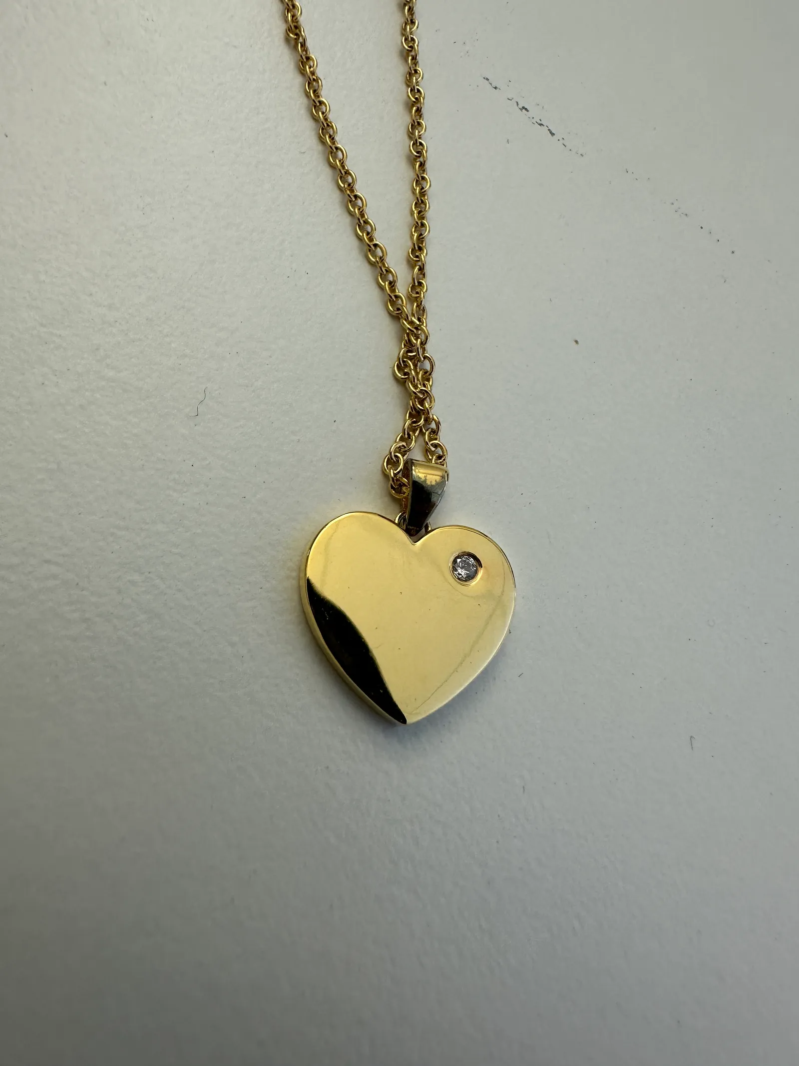 A necklace product snapshot and clean shot with white background. (Vorher)