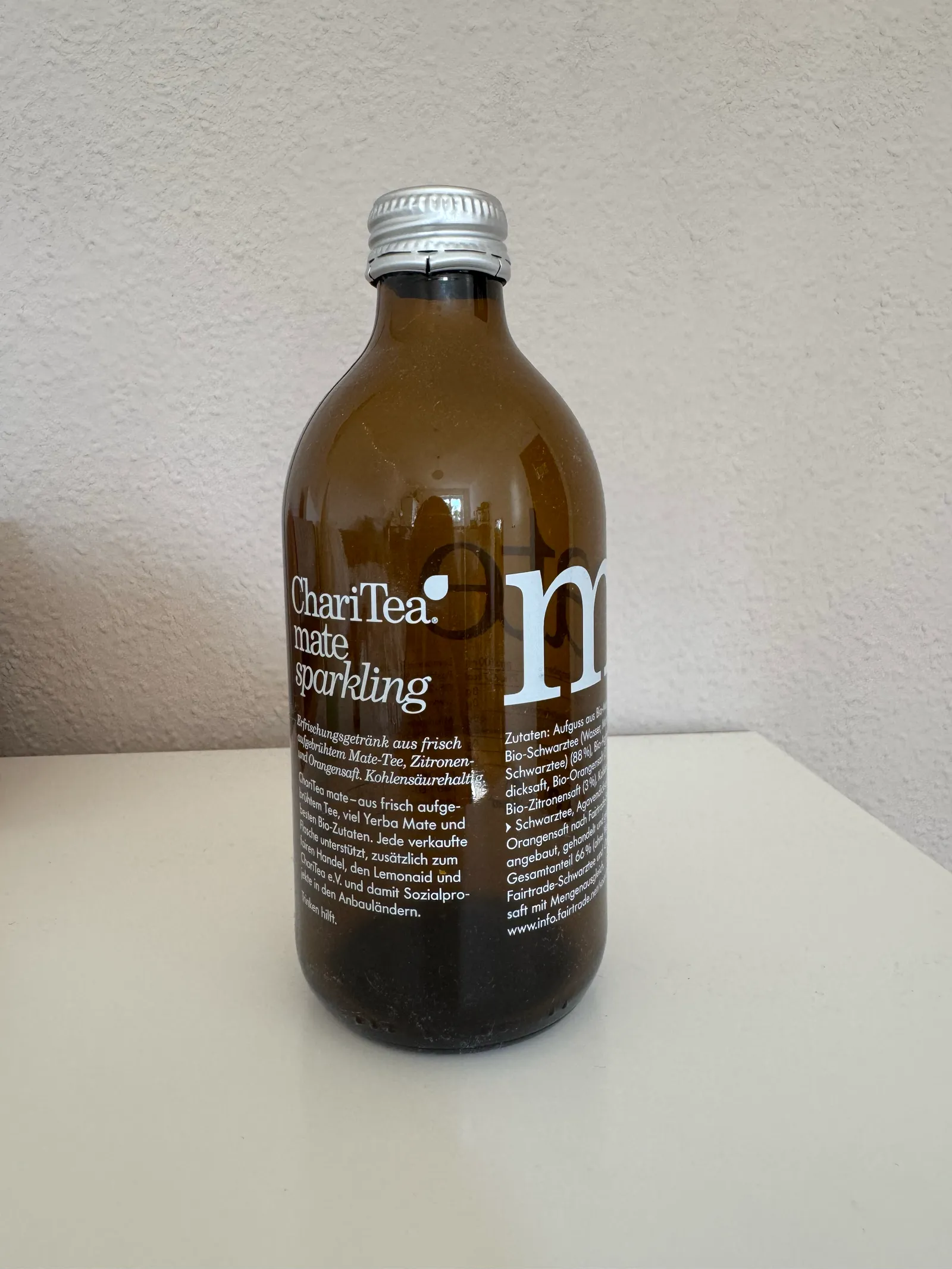 A lemonade bottle product snapshot and a professional shot for marketing. (Vorher)