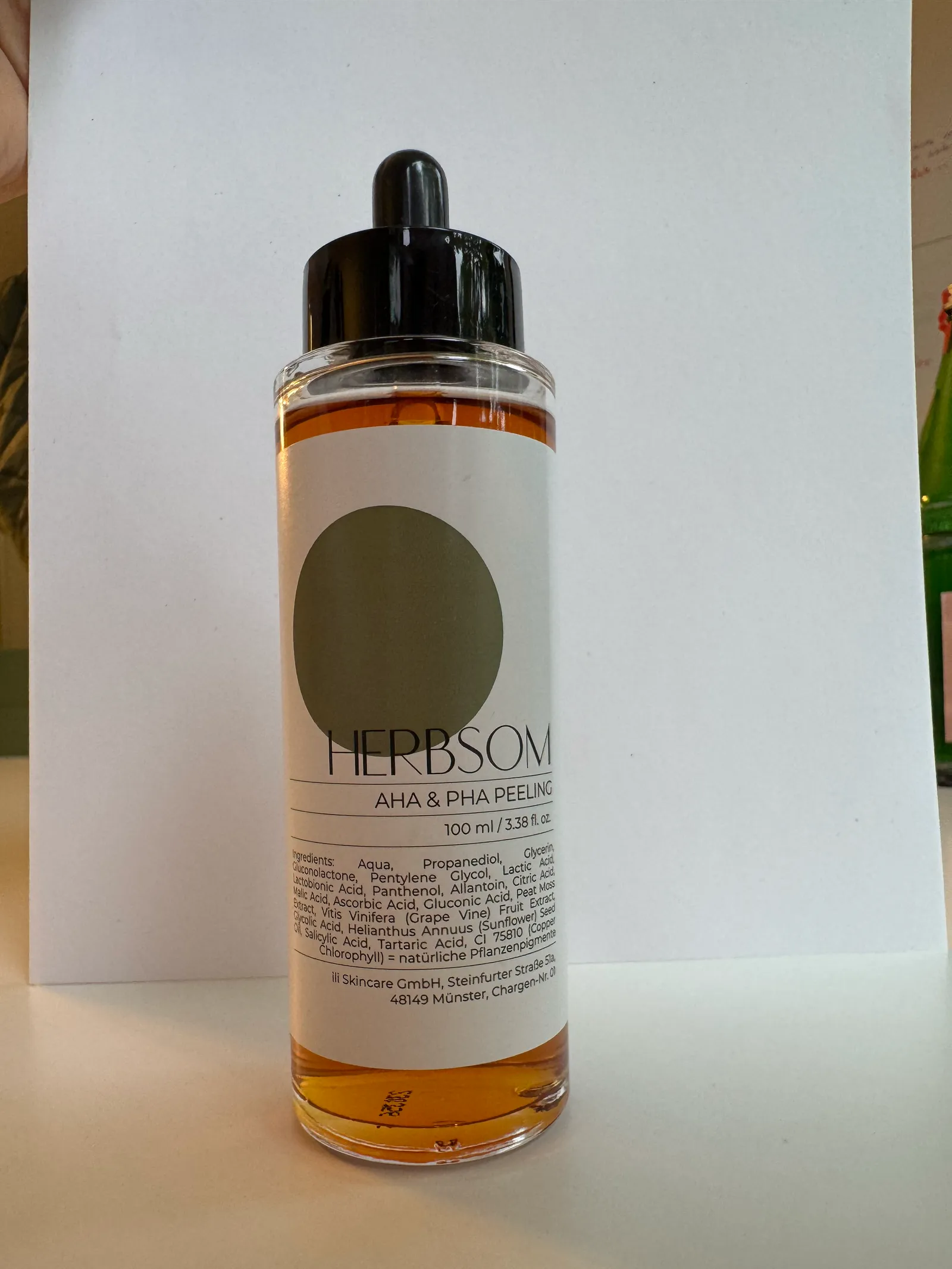 A peeling bottle product snapshot and clean shot with white background. (Vorher)