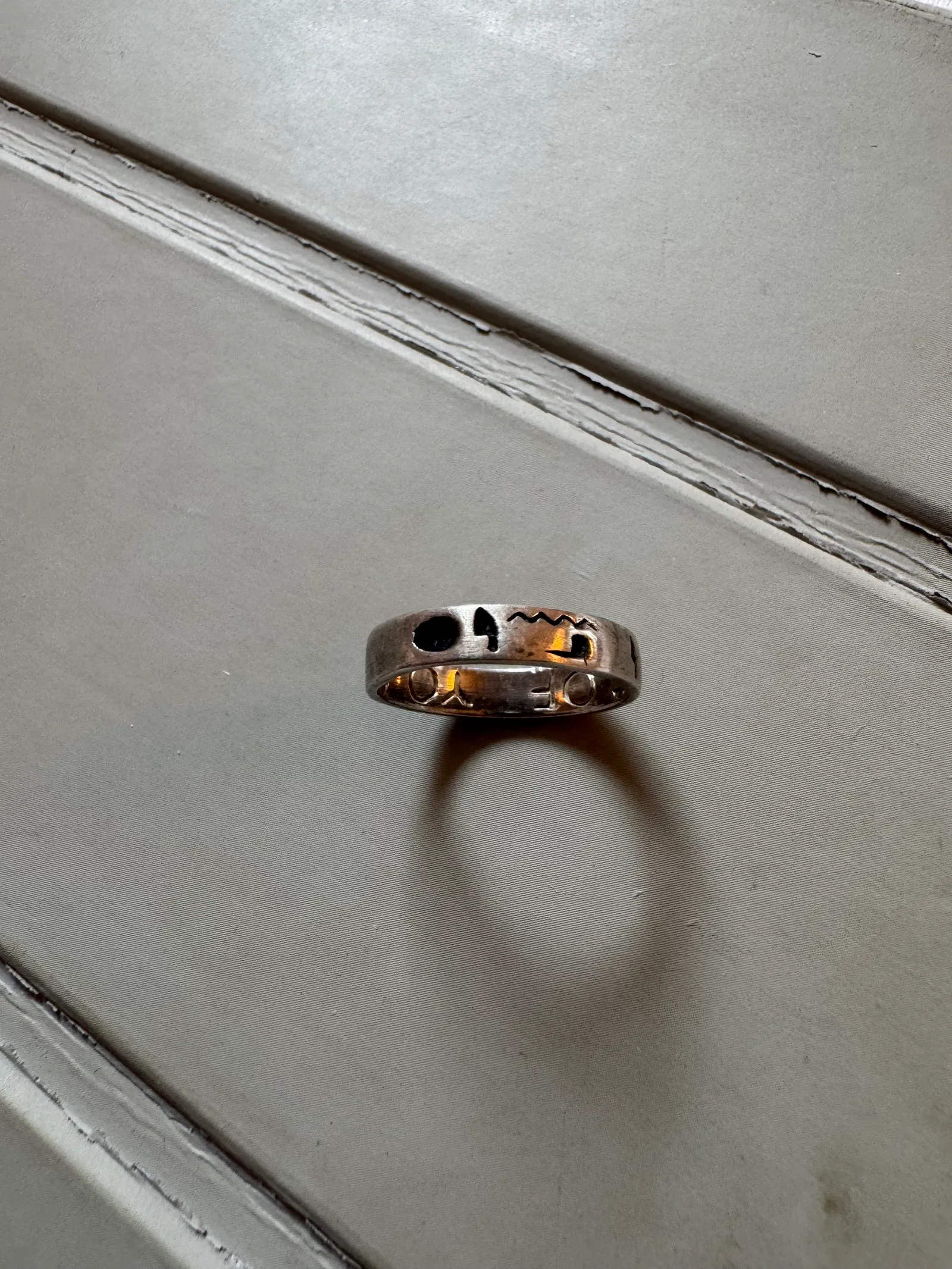 A ring snapshot and a photo of a model wearing the ring. (Vorher)